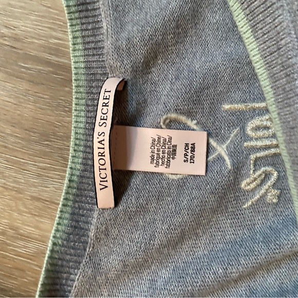 Victoria's Secret Embroidered Gray Crew Neck Long Sleeve Cashmere Sweater Small - Picture 3 of 5